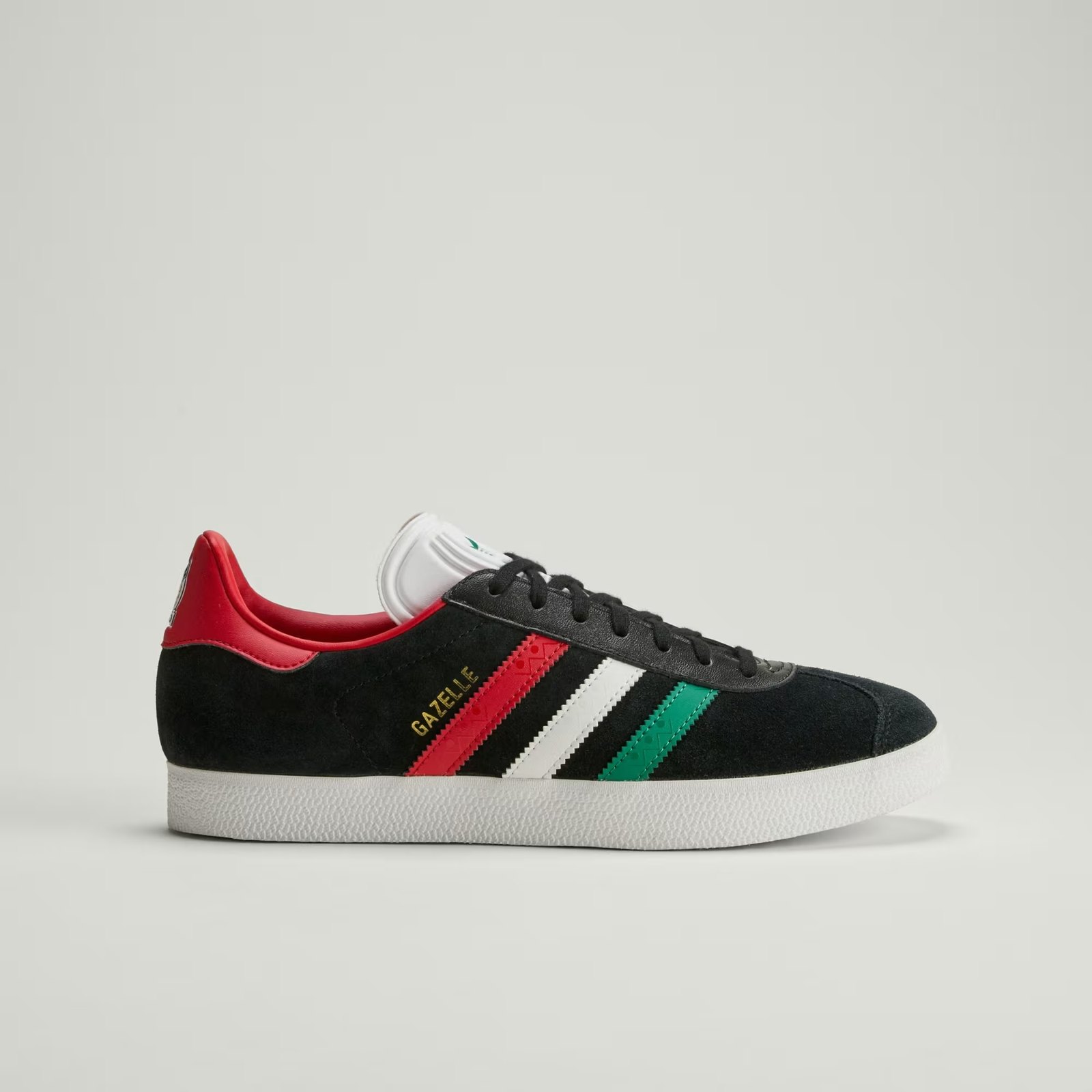 アディダス ガゼル HQ9441（Core Black / Cloud White / Better Scarlet）。赤・白・緑の3本線に金の「GAZELLE」ロゴ