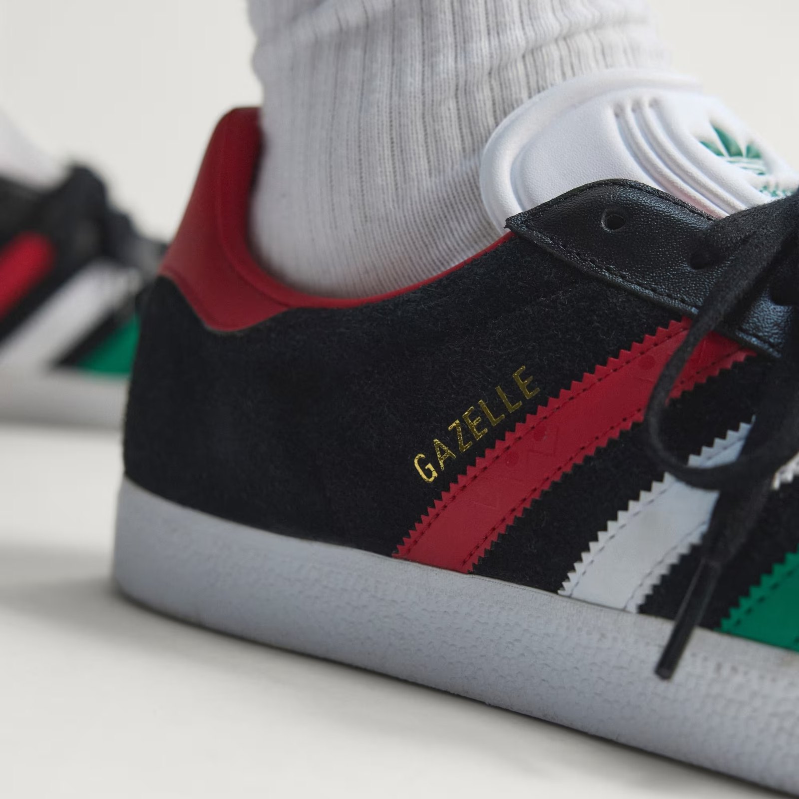 スエードのサイドに金箔押しの「GAZELLE」。3本線はギザギザの縁取り