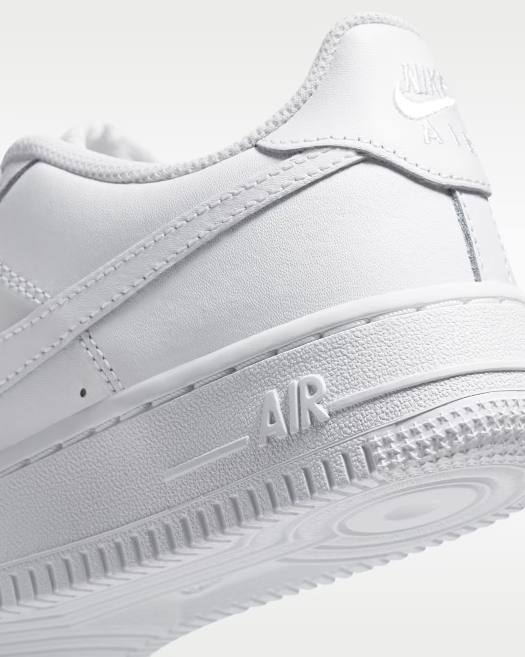エア フォース 1 のミッドソール。「AIR」の刻印が入る