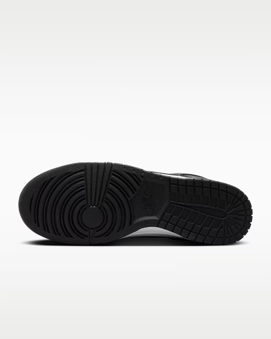 ダンク LOW レトロ のアウトソール。前足部にピボットサークル