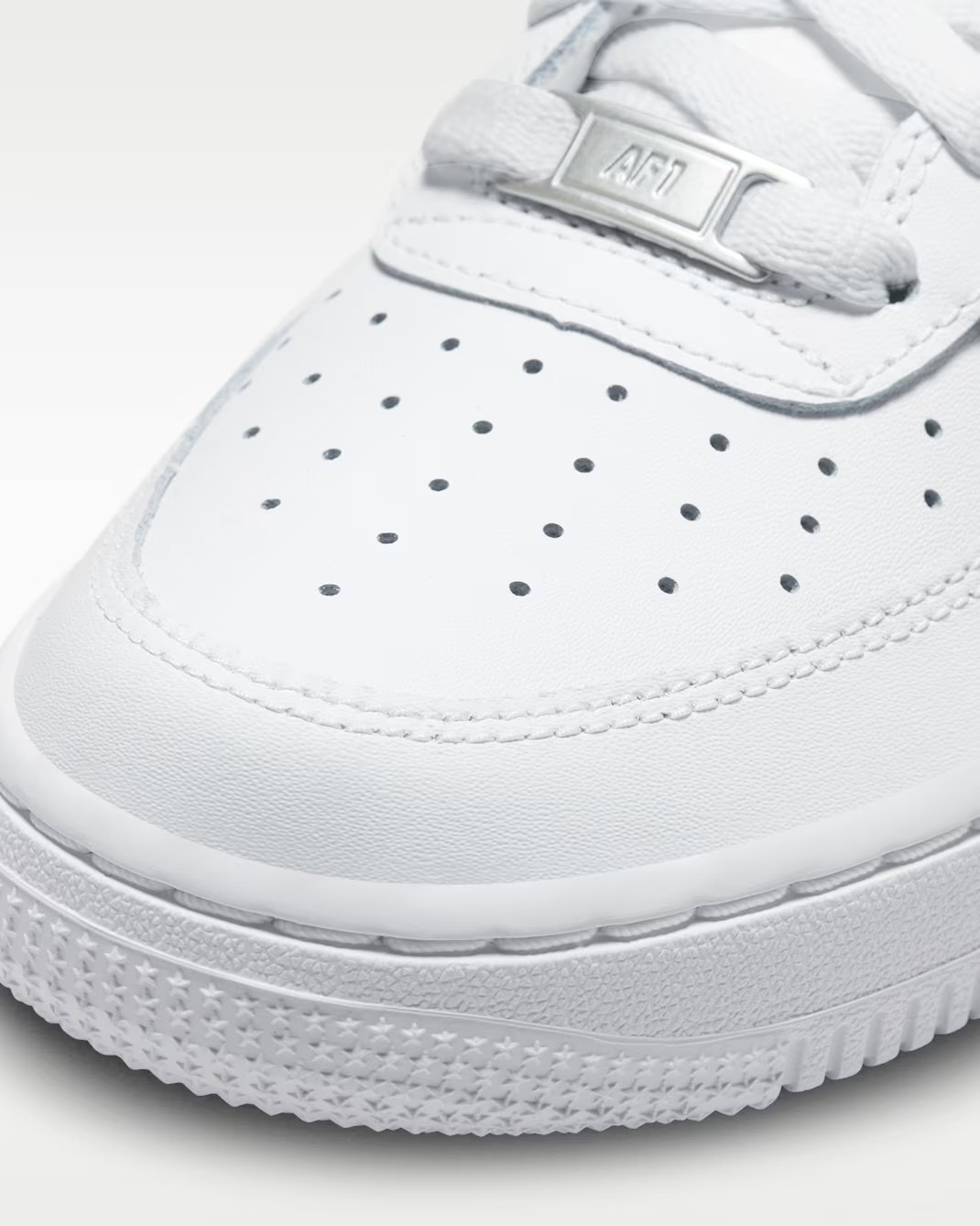 エア フォース 1 のトゥ。通気孔の並ぶトゥボックスと「AF1」のデュブレ