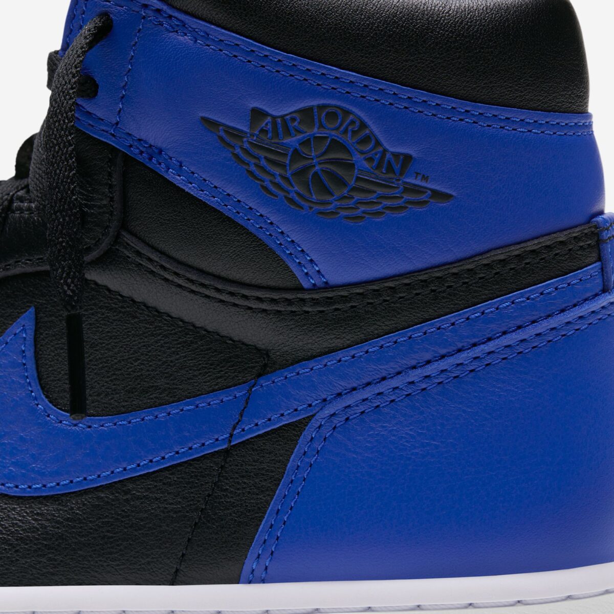 エア ジョーダン 1 HIGH OG「ロイヤル」ウイングロゴのアップ