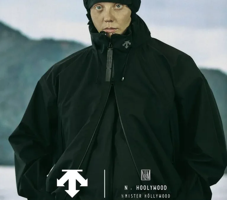 DESCENTE ALLTERRAIN 81 × N.HOOLYWOOD COMPILE のキービジュアル。シェルジャケットを着用