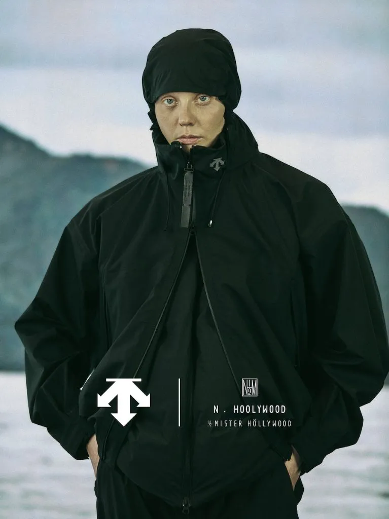 DESCENTE ALLTERRAIN 81 × N.HOOLYWOOD COMPILE のキービジュアル。シェルジャケットを着用