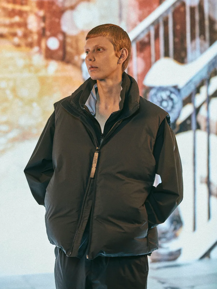 DOWN VEST 88,000円（税込）を上から重ねた着こなし