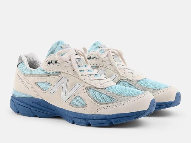 New Balance 990v4 ライトブルー×ブルーソール ペア