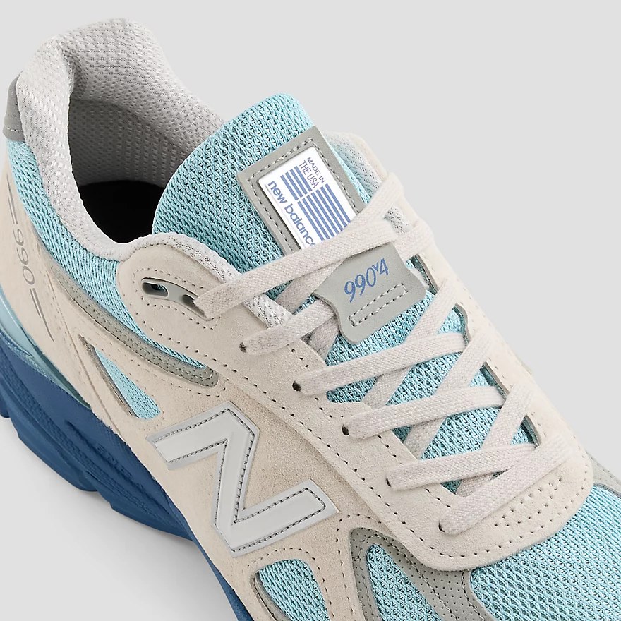 New Balance 990v4 ライトブルー×ブルーソール シュータンのアップ