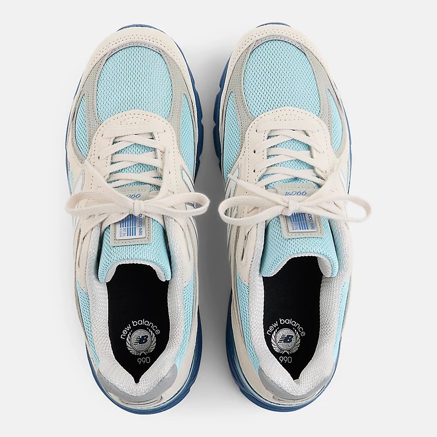 New Balance 990v4 ライトブルー×ブルーソール 真上から