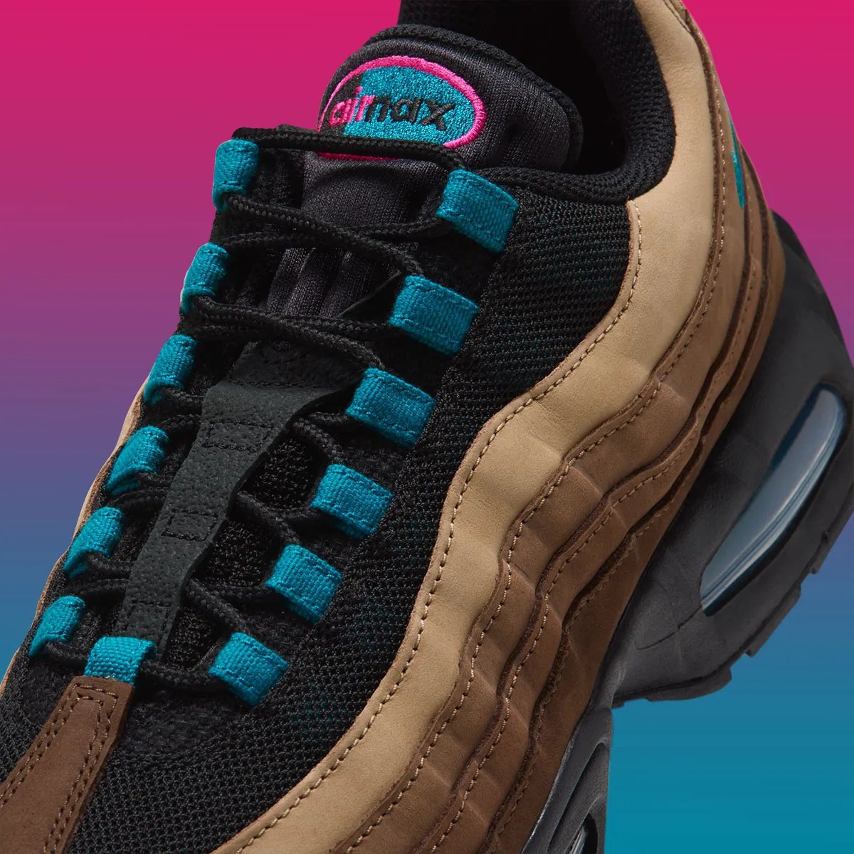 Tropical Tealのシューレースループと、ピンク×ティールで刺繍したタンの「air max」ロゴ