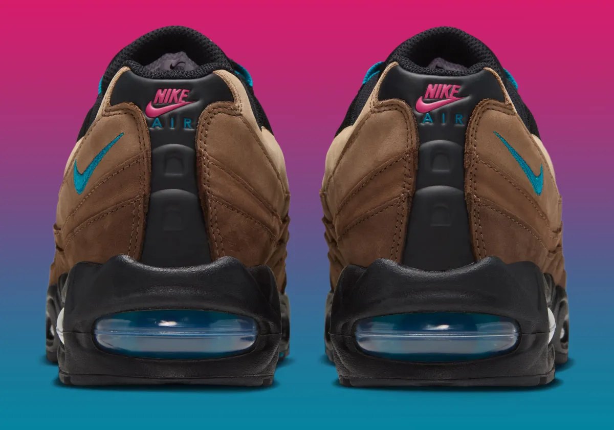 ヒールにはピンクの「NIKE」とティールの「AIR」
