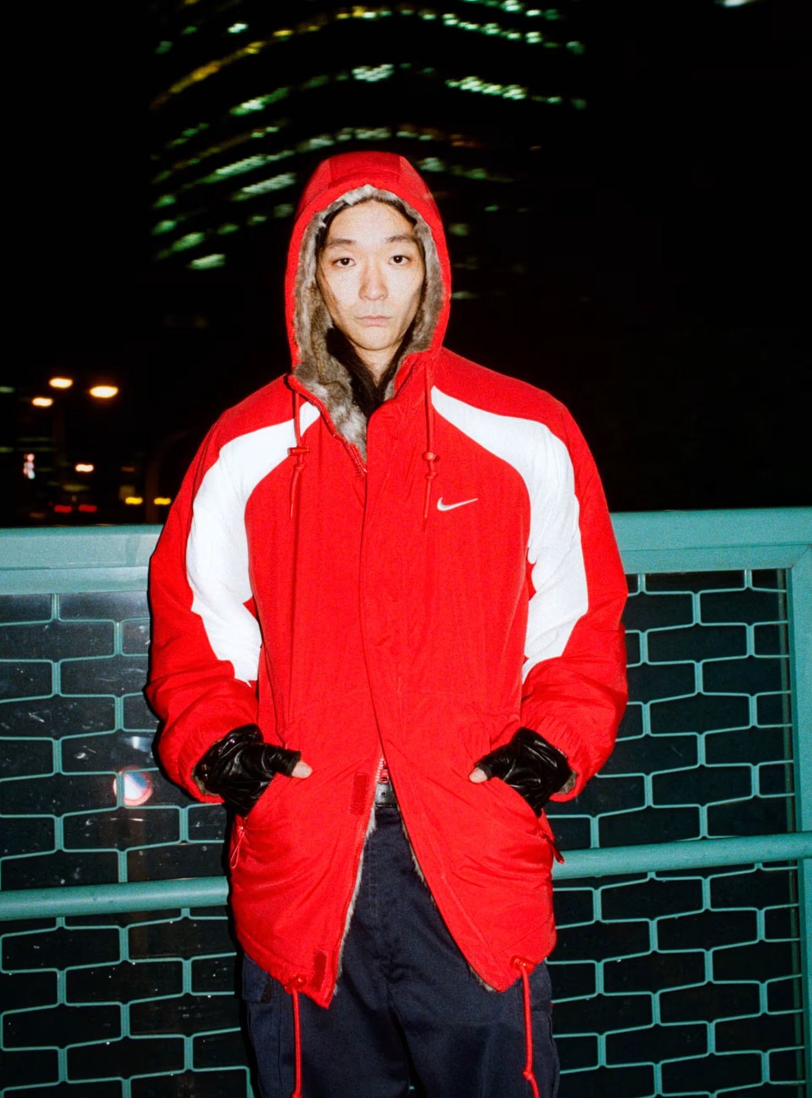Supreme × Nike 26FW リバーシブル パーカ レッドのナイロン面