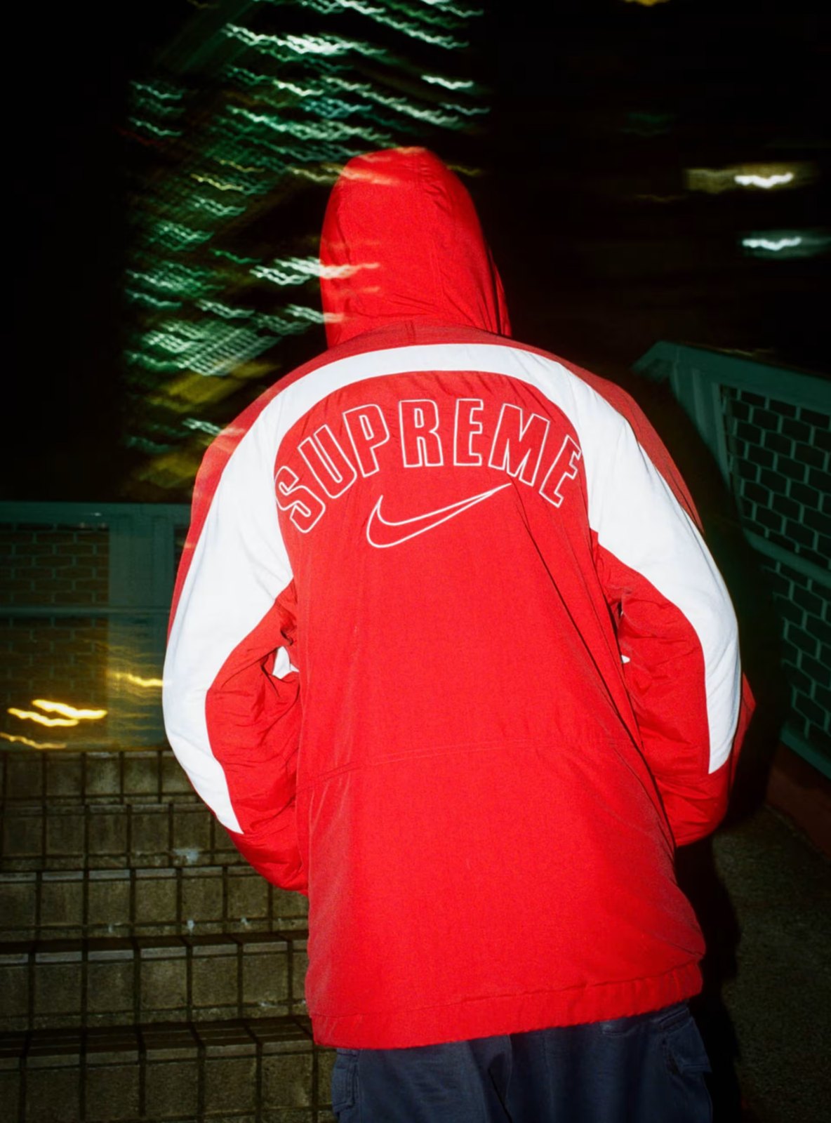 Supreme × Nike 26FW リバーシブル パーカ バックのロゴ