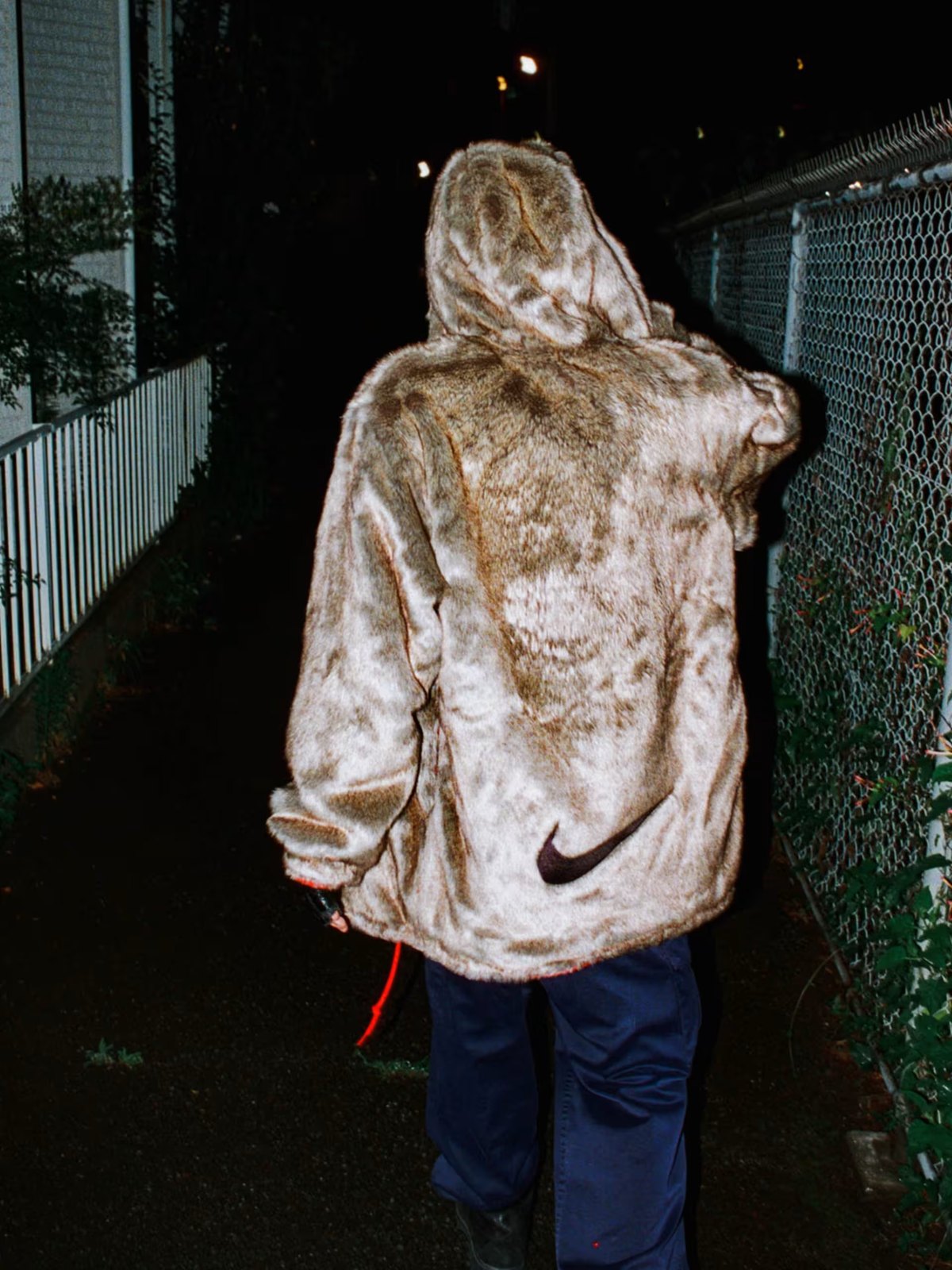 Supreme × Nike 26FW リバーシブル パーカ ファー面のバック
