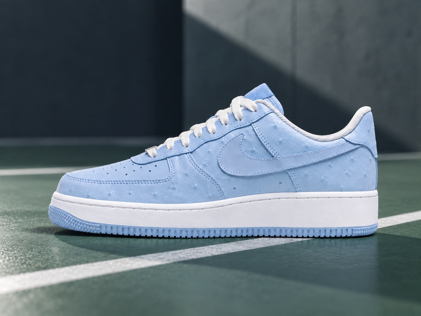 Travis Scott × NIKE Air Force 1 Low「Ice Blue」をテニスコート上で撮影したサイドビュー