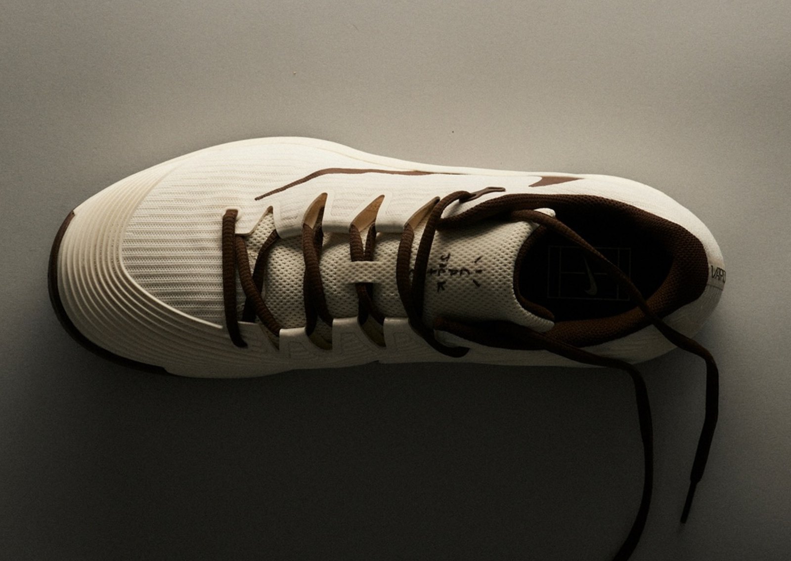 Travis Scott × Nike Zoom Vapor 12 トップビューとシュータンのレタリング