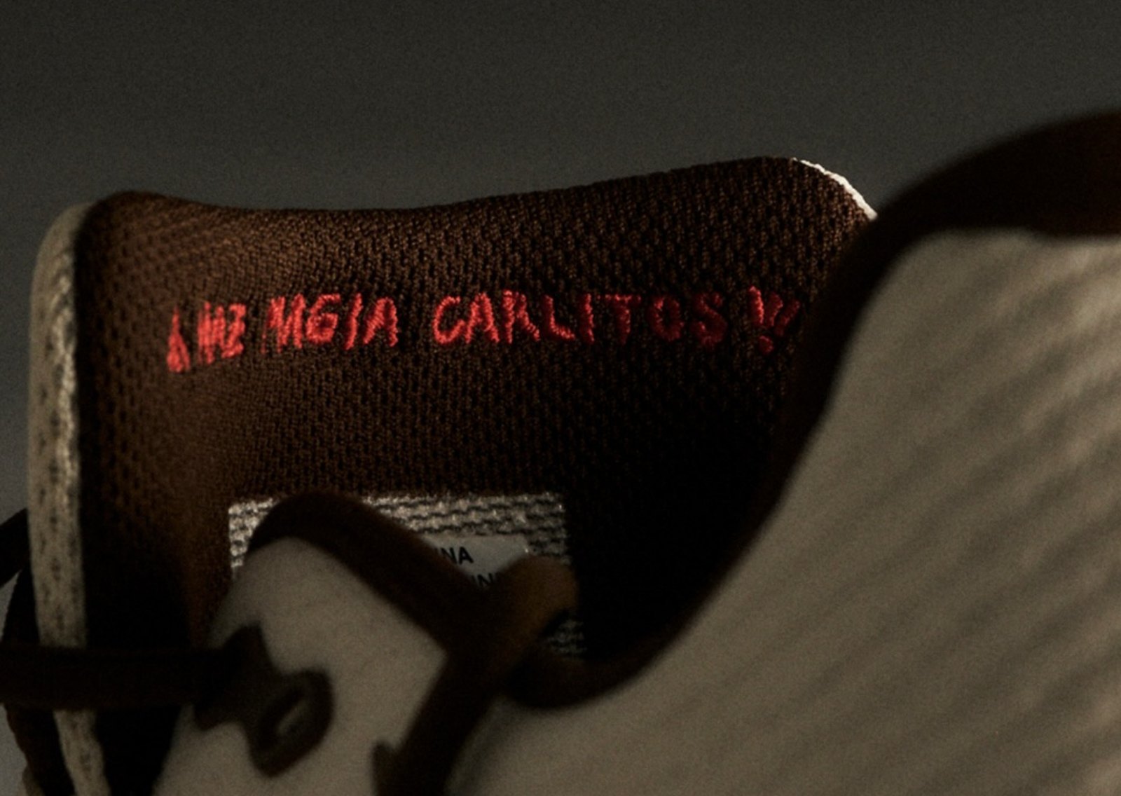Travis Scott × Nike Zoom Vapor 12 ヒールカラーのCARLITOS刺繍