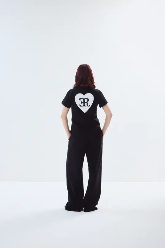 背中にハートのグラフィックを配したブラックのTシャツ