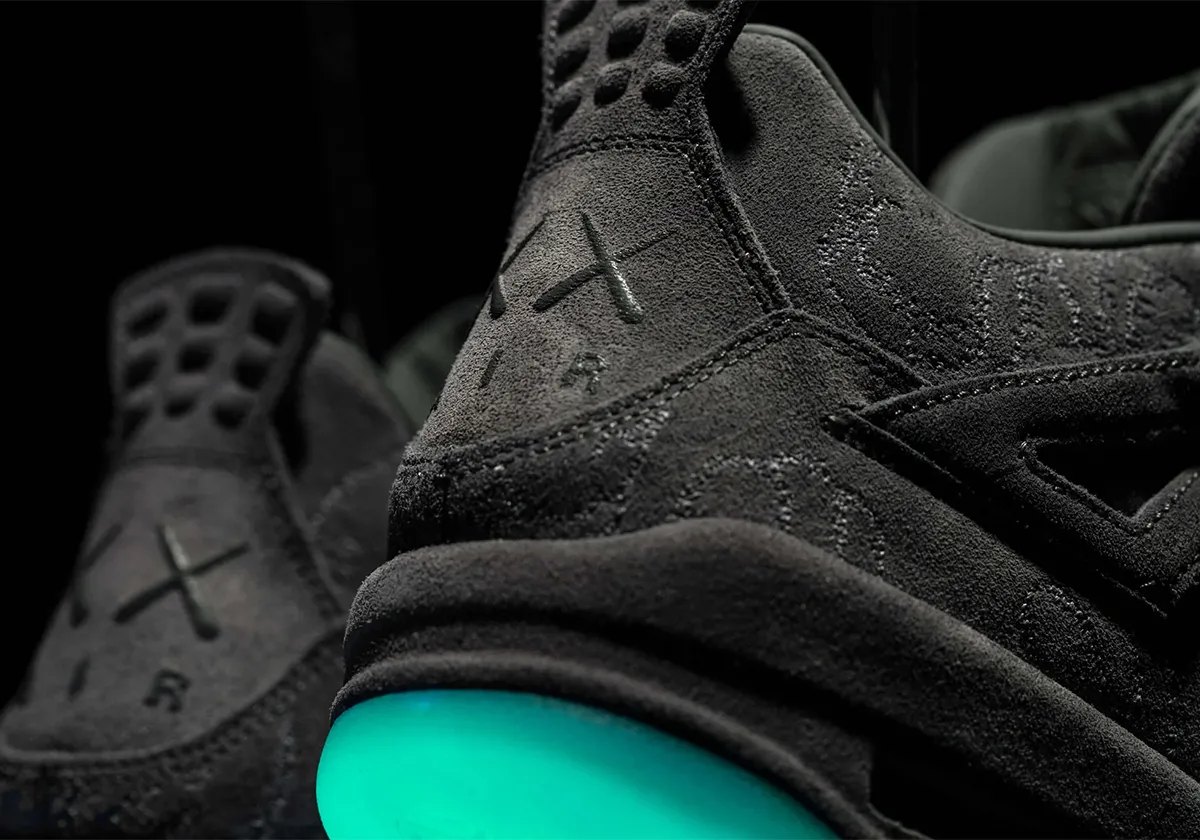 KAWS × エア ジョーダン 4 ブラックのヒール