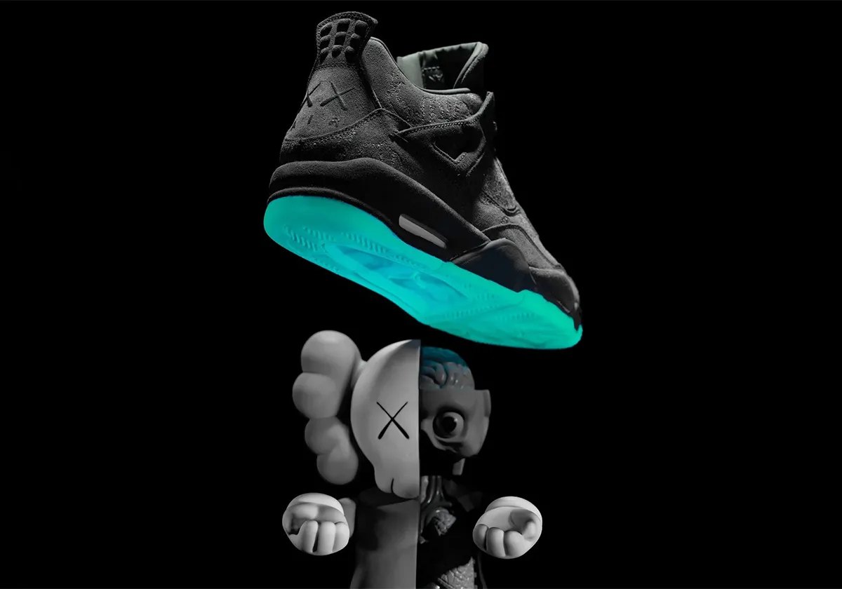 KAWS × エア ジョーダン 4 ブラックとコンパニオン