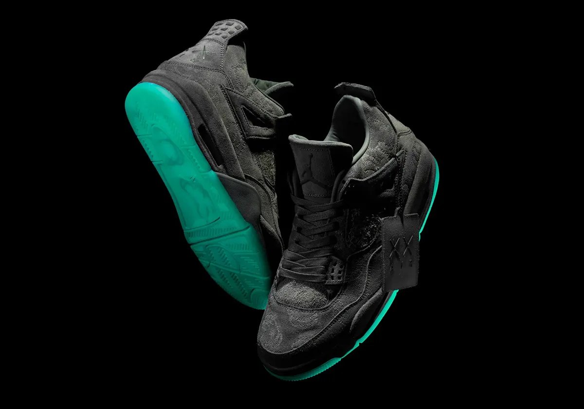 KAWS × エア ジョーダン 4 ブラック（2017年）