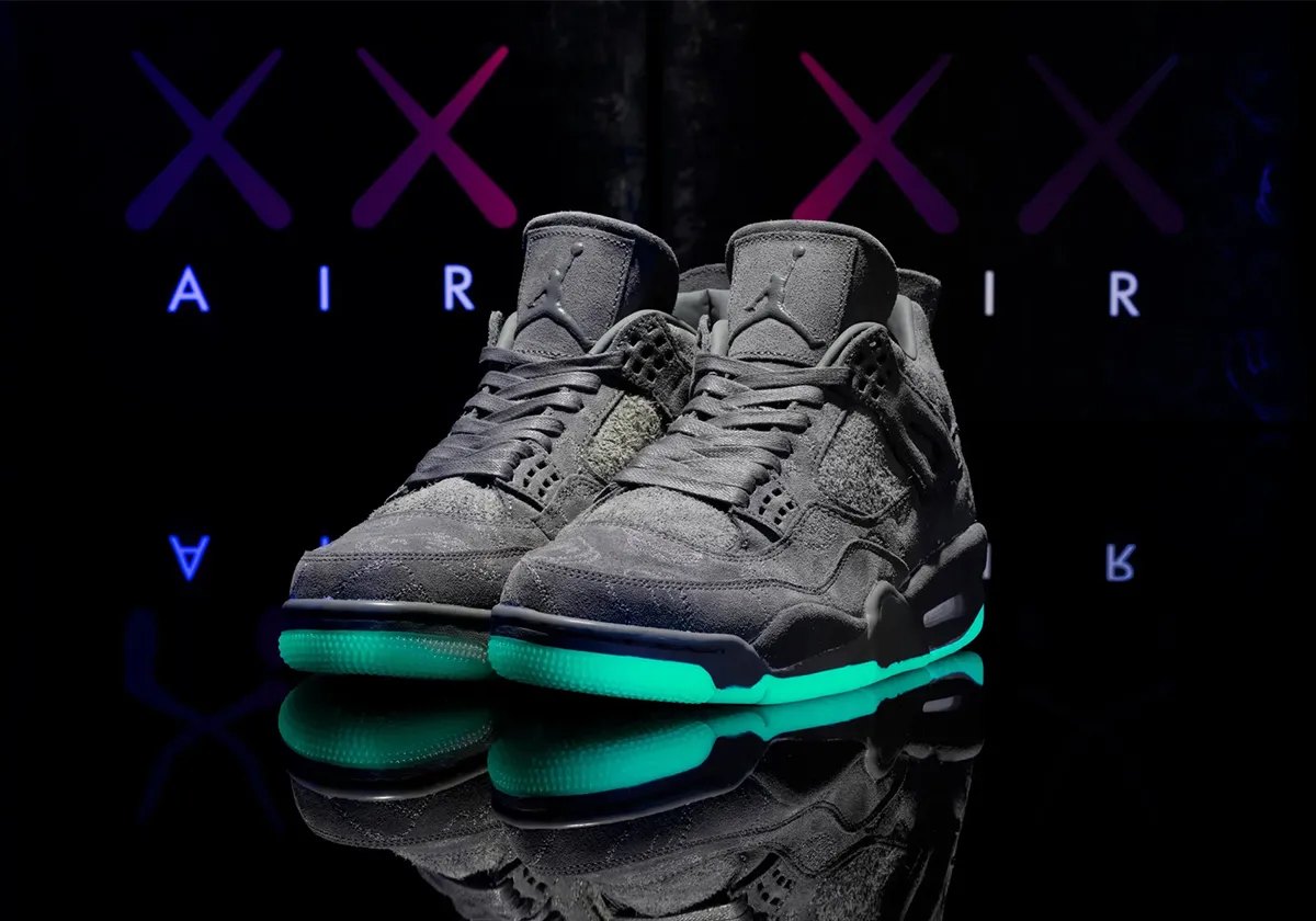 KAWS × エア ジョーダン 4 クールグレー（2017年）