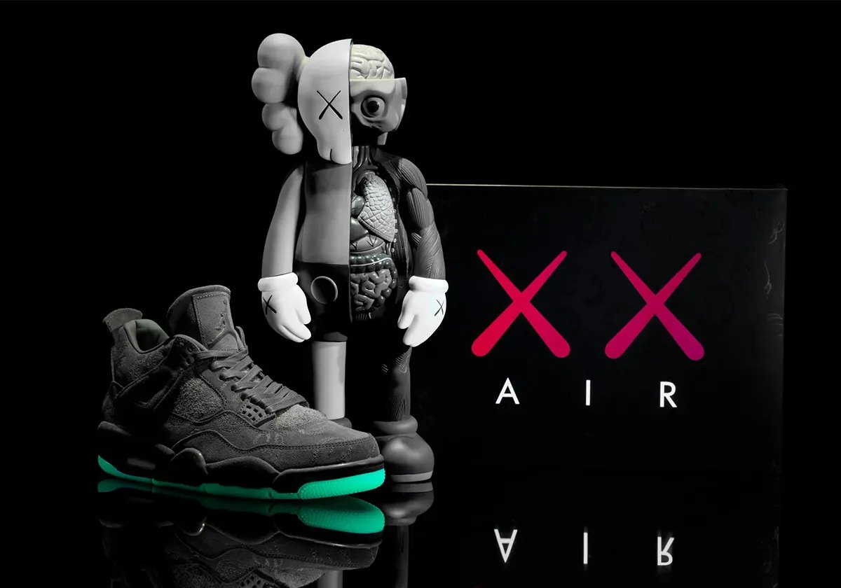 KAWS × エア ジョーダン 4 クールグレーと KAWS のコンパニオン