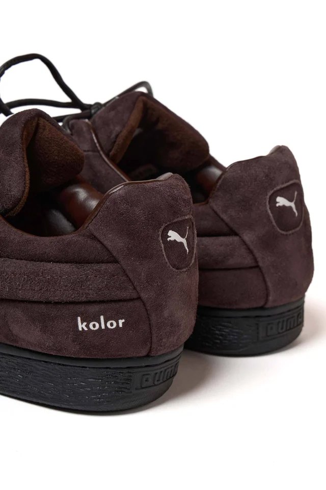 かかとのPUMAキャットとkolorのロゴ