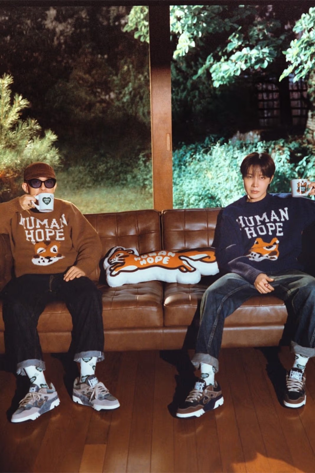 NIGO と j-hope、HUMAN HOPE のニットを着用