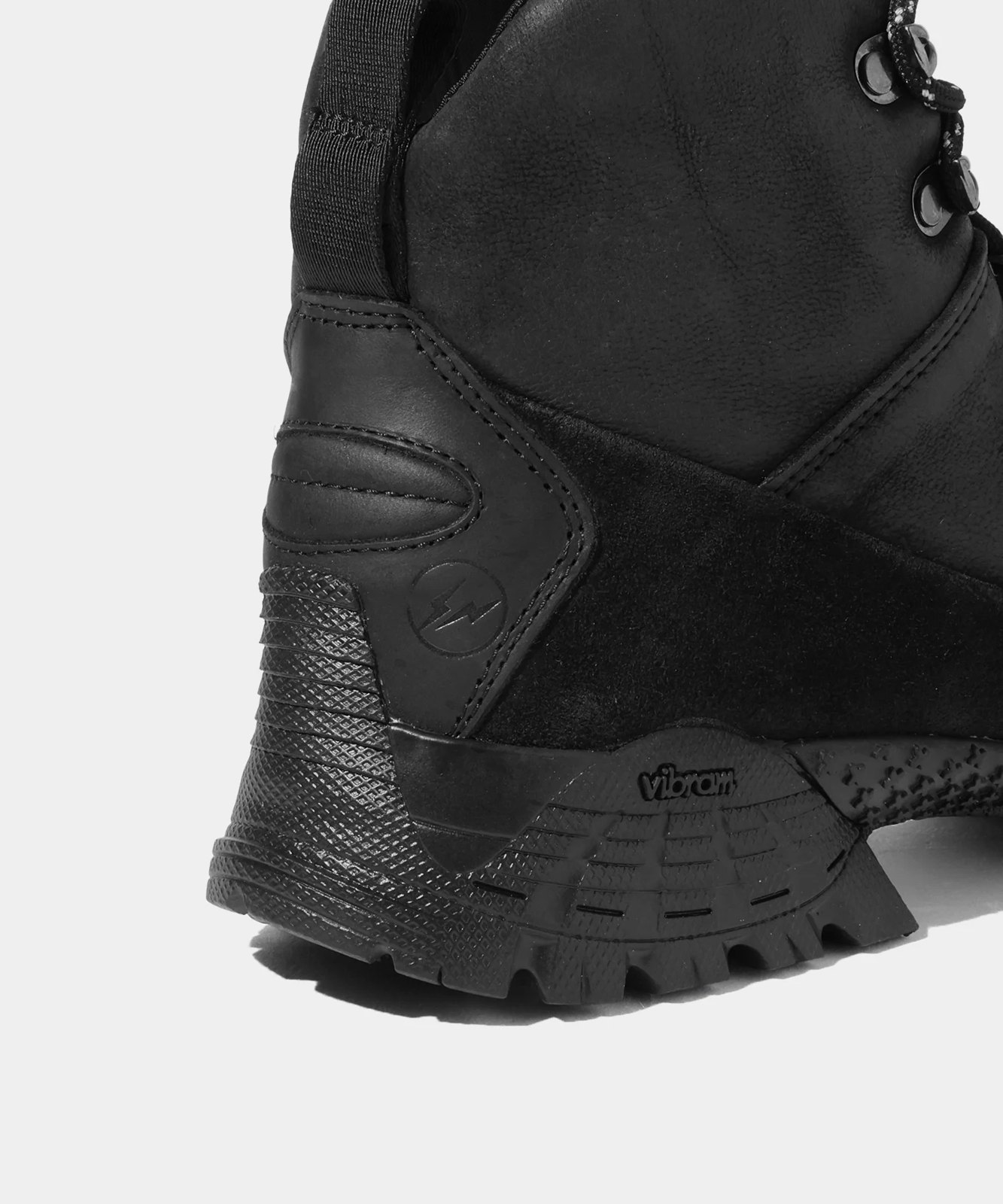 ヒールにデボス加工されたfragment designのロゴ