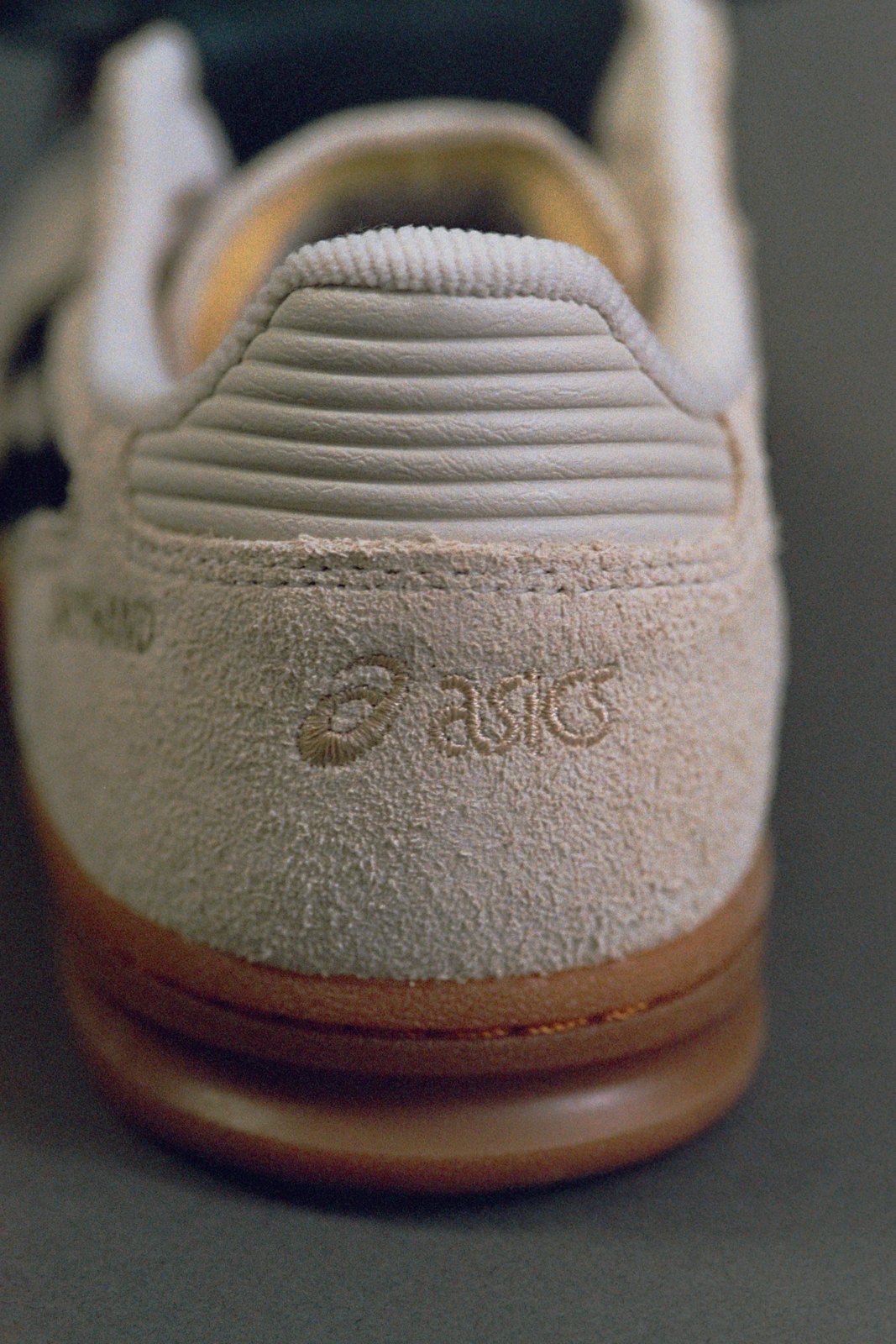 SOSHIOTSUKI × ASICS ヒールのロゴ