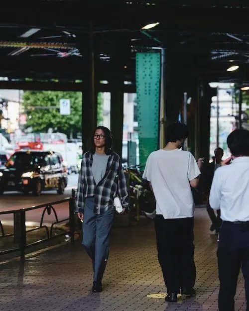 SSZ × WTAPS チェック柄シャツで街を歩くルック
