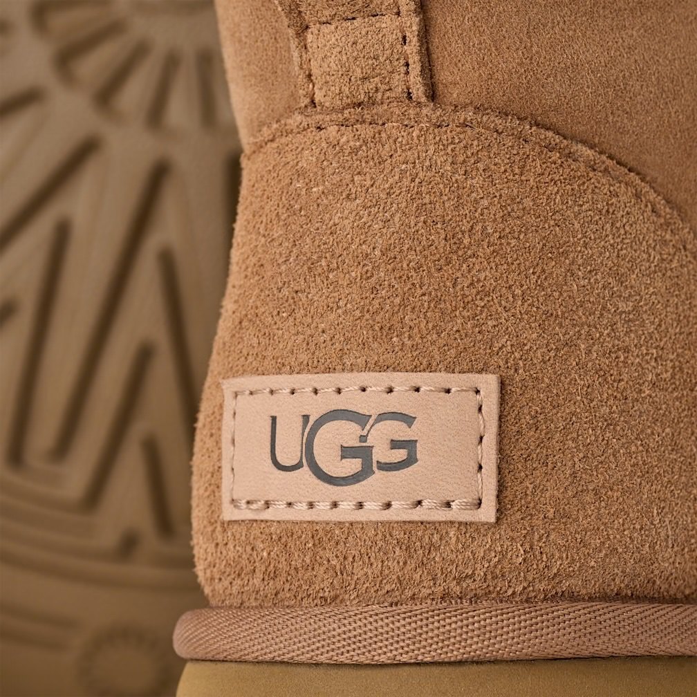 UGG クラシック ミニ II（チェスナット） ヒールラベル