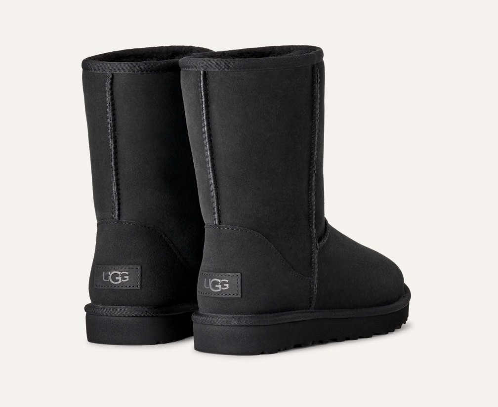 UGG クラシック ショート II（ブラック） ヒール側