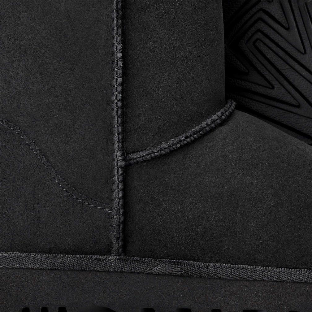UGG クラシック ショート II（ブラック） ステッチ